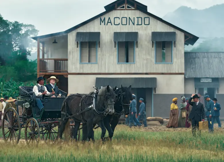 A la izquierda, la calle Margot, en honor a quien inspiró el personaje de Rebeca. En el centro LauraMora, la directora paisa. A la derecha, más detalles de Macondo. FOTOS Cortesía Netflix.