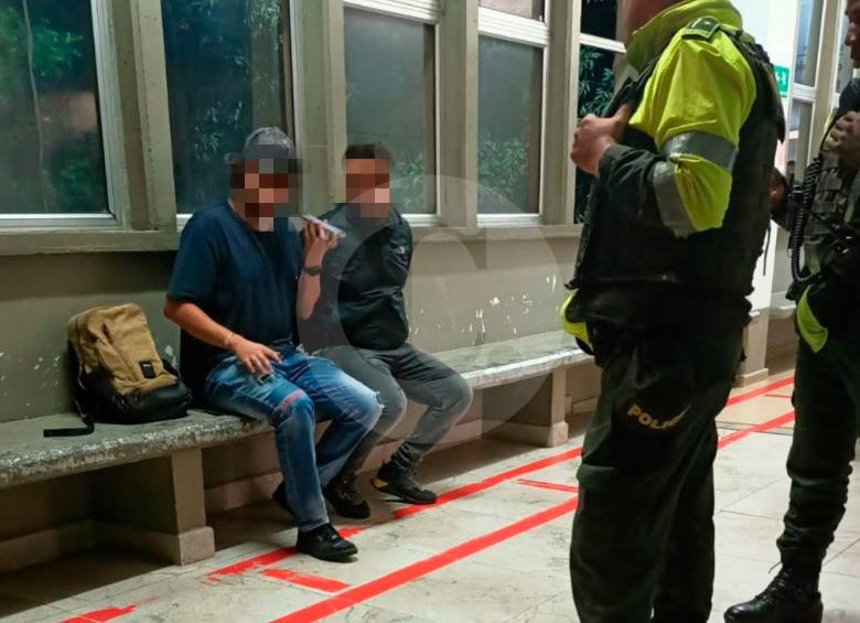 Estos dos hombres fueron capturados por la agresión al conductor de la grúa en la sede de la Secretaría de Movilidad de Medellín. FOTO: CORTESÍA