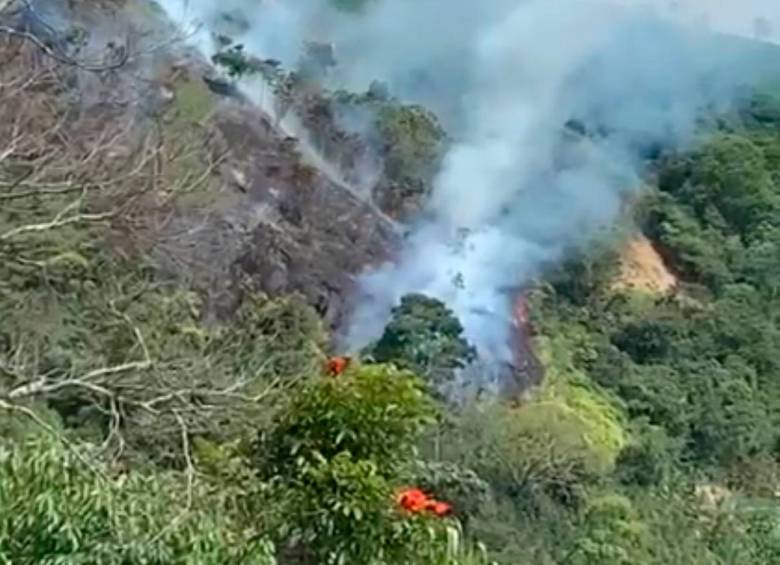 Esta es una de las quemas que se vienen haciendo en la vereda Nicanor, de Amagá, que están generando graves afectaciones ambientales. FOTO: CORTESÍA