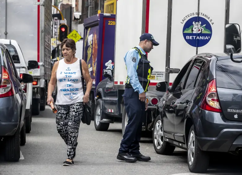 Agente de tránsito de Itagüí durante un control vial. FOTO: Archivo EL COLOMBIANO, Jaime Pérez Munévar