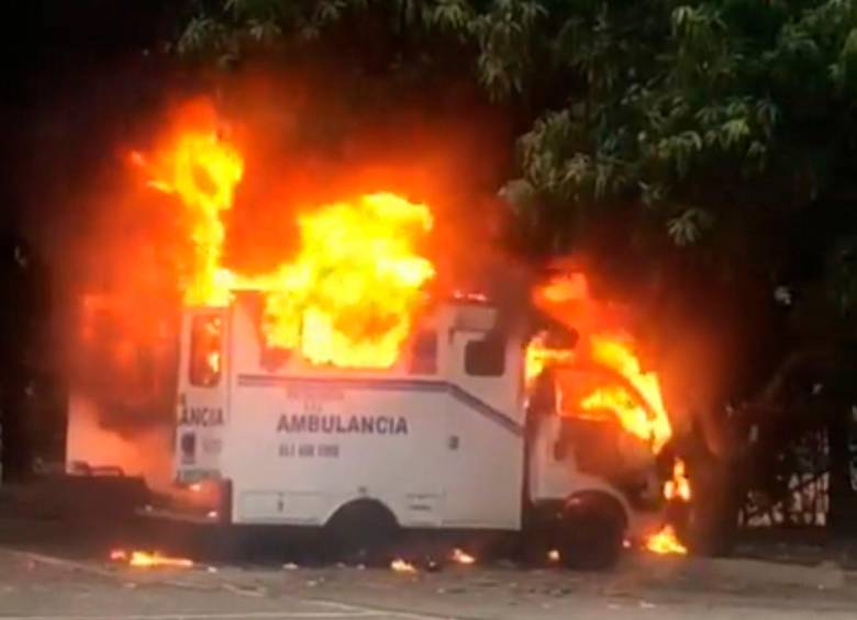Esta fue la ambulancia incendiada en cercanías de una estación de gasolina de Caucasia. FOTO: CORTESÍA