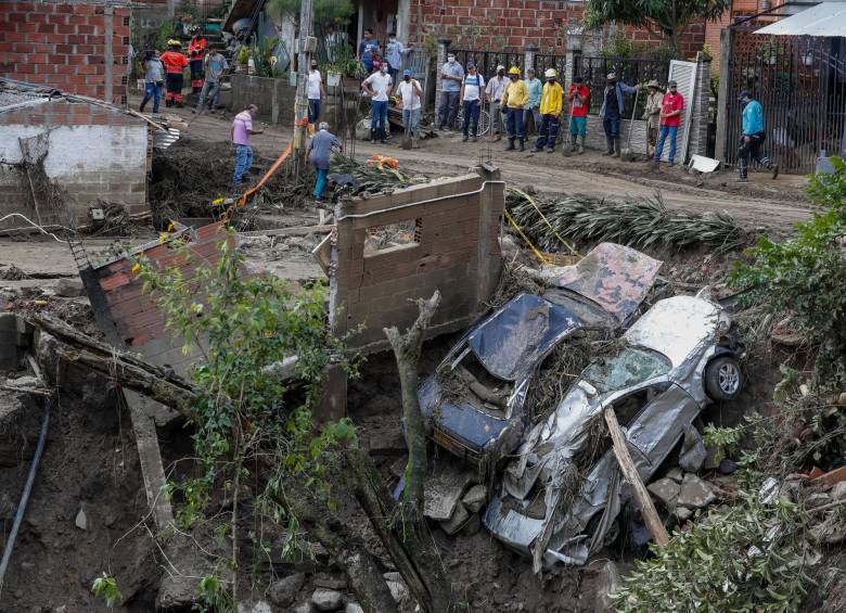 Vecinos de la vereda Potrerito e integrantes de los organismos de rescate removían los escombros que dejó el desbordamiento de La Ortega. FOTO MANUEL SALDARRIAGA