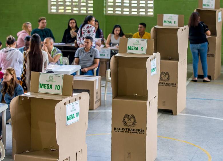 Aunque faltan ocho meses para las elecciones regionales, la cifra de aspirantes ya llega a los 30 solo para Alcaldía de Medellín. Muchos de ellos están recogiendo firmas para avalar candidaturas. FOTO EL COLOMBIANO