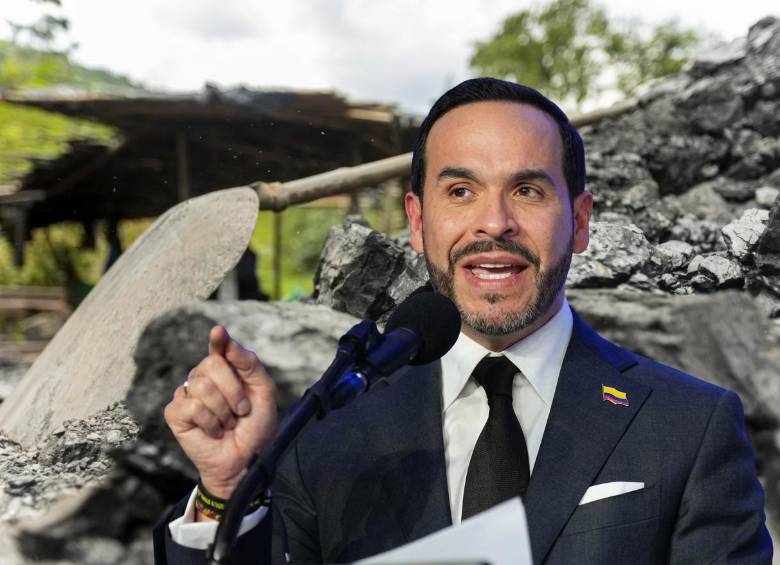 El Gobierno argumentó que las circunstancias internacionales que motivaron la restricción han cambiado y que es necesario revisar su proporcionalidad y proteger la actividad exportadora colombiana. Foto: Camilo Suárez y Colprensa, montaje IA
