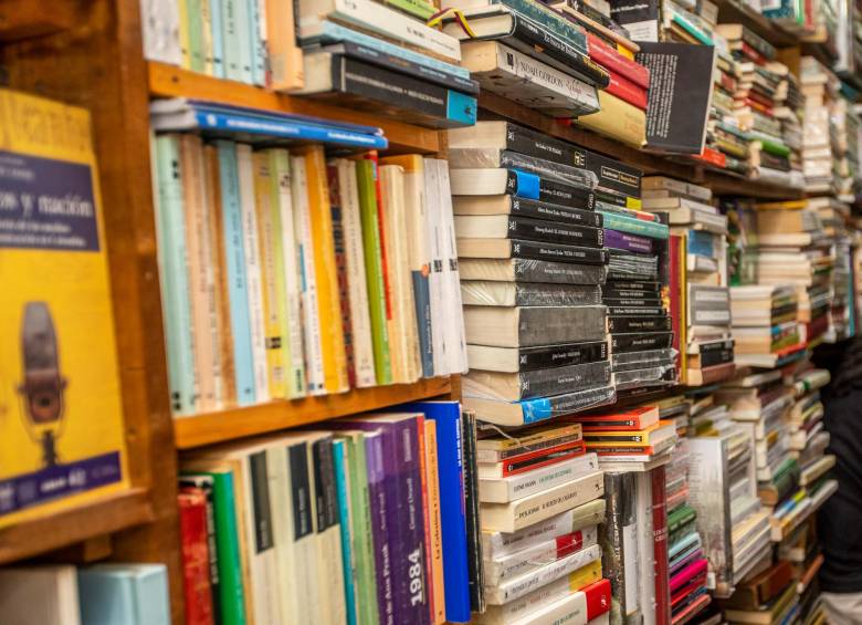 Las librerías cumplen en la vida de la ciudad un papel superior al de ser un espacio de venta. En ellas se propician las tertulias y los espacios formativos. Foto: EL COLOMBIANO.