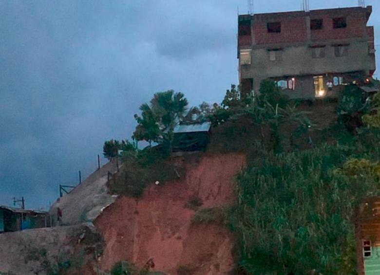 Un deslizamiento tiene una vía bloqueada y a seis viviendas con alto riesgo de colapso. FOTO: CORTESÍA DAGRAN