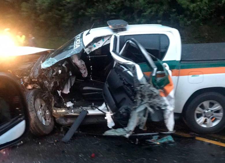Así quedó la patrulla de la Seccional de Tránsito y Transporte de la Policía Antioquia luego de la colisión. FOTO: CORTESÍA MI ORIENTE