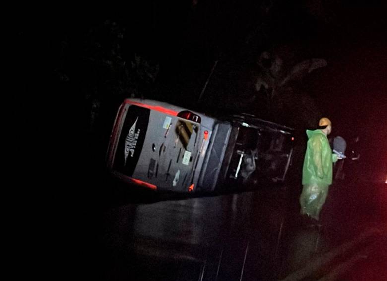 Este fue el bus que sufrió el accidente que dejó 10 personas lesionadas en Valdivia. FOTO: CORTESÍA DENUNCIAS ANTIOQUIA