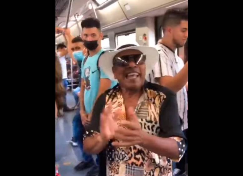 Miguel Morales cantó dentro del tren del metro, pese a las restricciones que hay para hacerlo. Los usuarios disfrutaron del particular concierto. FOTO: CORTESÍA
