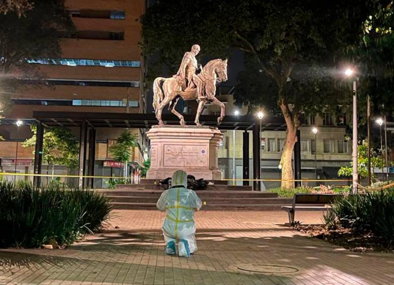 Los agentes de la Policía Judicial de la Secretaría de Movilidad de Medellín realizaron la inspección al cuerpo sin vida del motorizado. FOTO: CORTESÍA