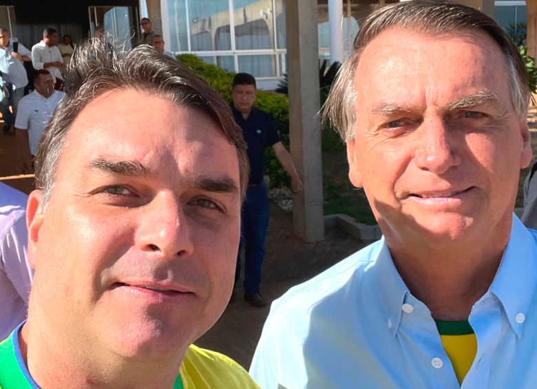 Flávio Bolsonaro es el primer integrante de la familia del jefe de Estado que da declaraciones tras la derrota del presidente brasileño. FOTO: TOMADA DE FACEBOOK 