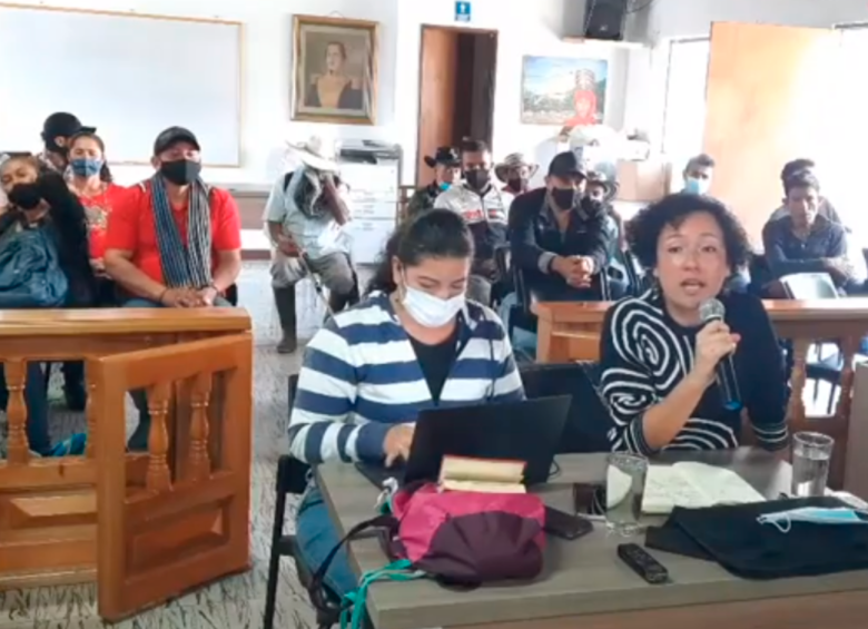 La hoy senadora Isabel Zuleta aseguró que los ciudadanos pueden tratar de “hijueputas” a los funcionarios al intervenir en 2021 en una sesión del Concejo de Ituango, Antioquia. FOTO CORTESÍA
