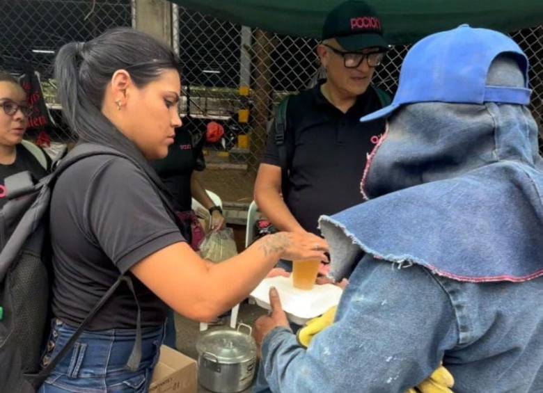 Las ayudas también han llegado a animales afectados por la emergencia, con la entrega de alimentos especializados al Centro de Bienestar Animal de Cali. FOTO: La Poción. 