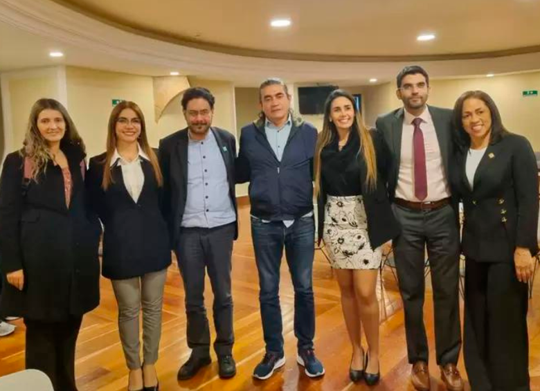 En la reunión estuvieron presentes los congresistas Paloma Valencia (Centro Democrático), Katherine Juvinao (Alianza Verde), Iván Cepeda (Pacto Histórico), Gustavo Bolívar (Pacto Histórico), Érika Sánchez (Liga Anticorrupción) Hernán Cadavid (Centro Democrático), y Marelen Castillo (Liga Anticorrupción). FOTO CORTESÍA