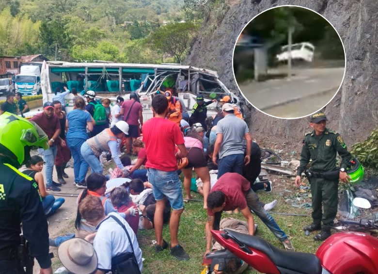 De acuerdo con el reporte de los Bomberos de Cundinamarca, dos personas fallecieron tras el accidente y 10 resultaron heridas y remitidas a un hospital. FOTO CORTESÍA Y CAPTURA DE VIDEO