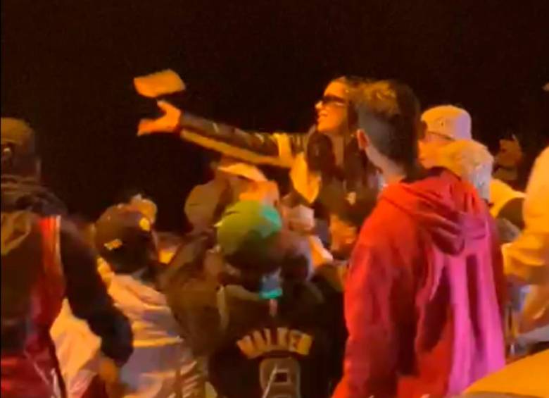 La influencer Valentina Gómez fue captada cuando estaba lanzando billetes a los asistentes a estos piques ilegales en Las Palmas. FOTO: TOMADA DE VIDEO