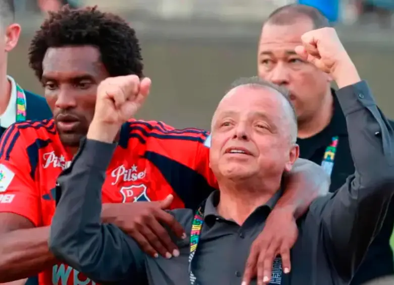 Rául Giraldo celebrando tras la eliminación del DIM de la Liga Betplay 1-2026. FOTO MANUEL SALDARRIAGA