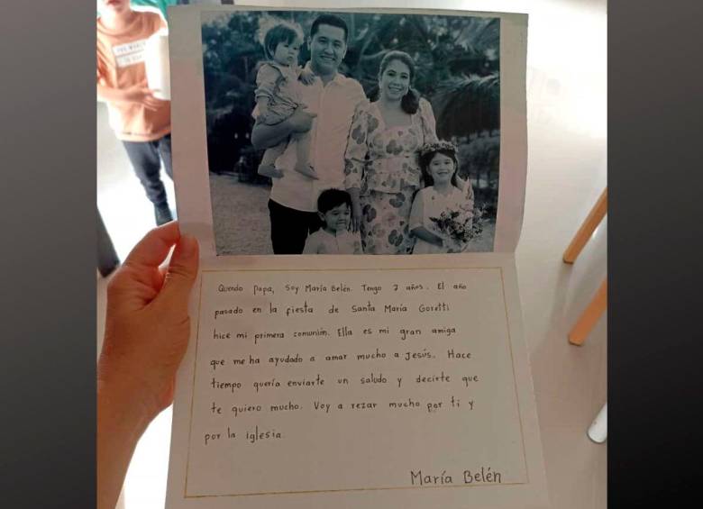 Esta fue la carta que le envió María Belén al Papa Francisco, la cual fue entregada por un religioso cercano a la familia. FOTO: CORTESÍA