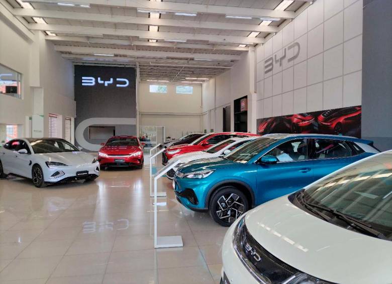 La marca china BYD lidera las ventas de vehículos eléctricos en Colombia y anunció nuevas funciones gratuitas FOTO X @zhu_jingyang