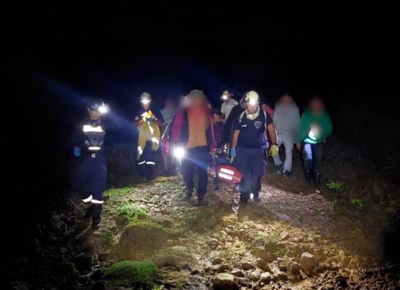 Bomberos, familiares y vecinos de la zona buscaron a este hombre y lo encontraron en una propiedad que tenía techo de lata. FOTO: CORTESÍA BOMBEROS EL RETIRO