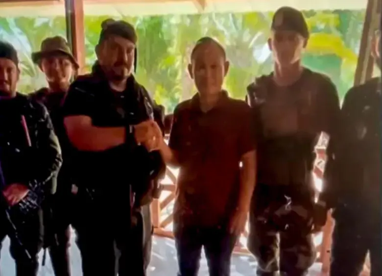 Jixing Zhang se habría presentado en Colombia como un empresario interesado en invertir recursos en proyectos agrícolas y productivos, sin embargo, documentos y chats encontrados en los dispositivos de alias Calarcá lo señalan como un presunto responsable del armamento del grupo guerrillero. Foto: Captura de video Noticias Caracol