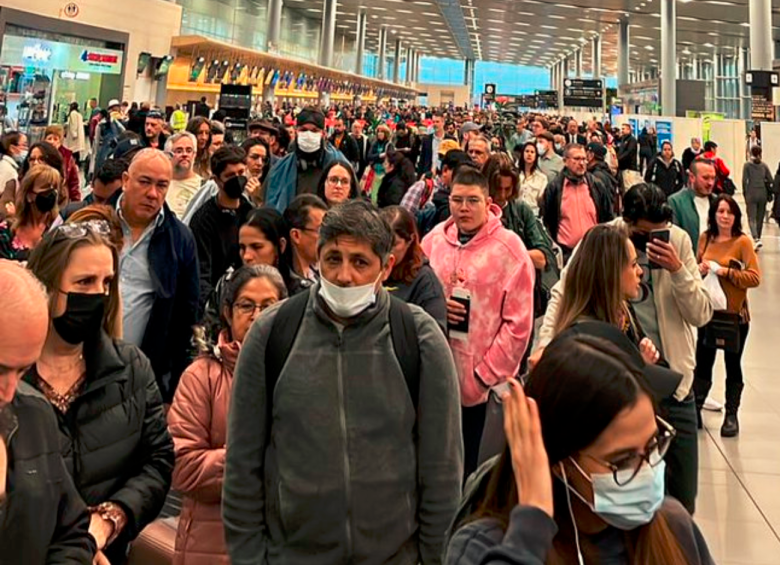 El Aeropuerto El Dorado colapsó en la mañana de este miércoles a raíz de un problema técnico en Migración. FOTO: Tomada de Twitter