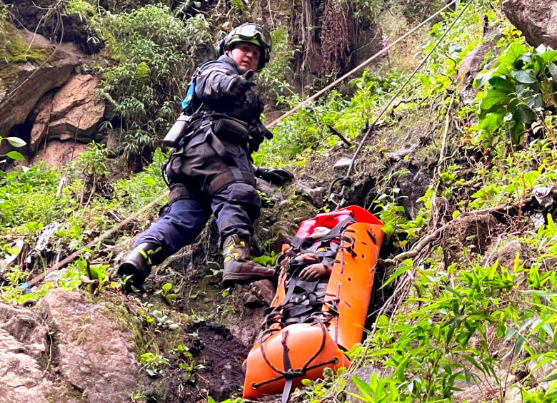El clima lluvioso dificultó las labores de rescate. FOTO: BOMBEROS DE BOGOTÁ