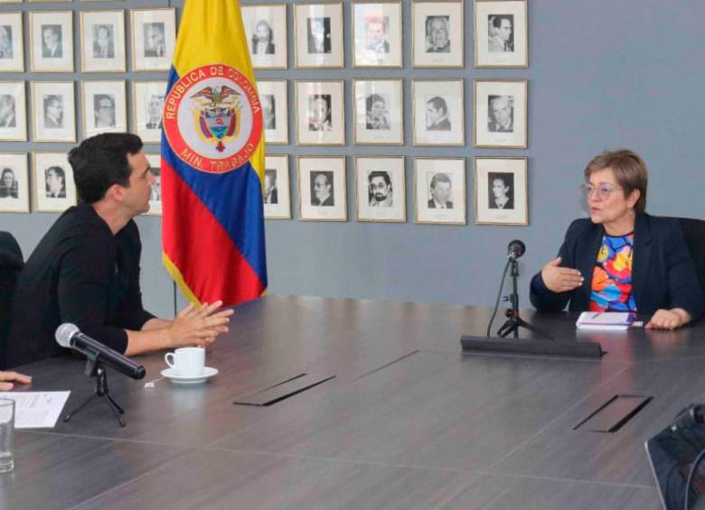 Simón Borrero, CEO de Rappi, y Gloria Inés Ramírez, ministra de Trabajo, se reunieron para hablar sobre la reforma laboral. FOTO MINTRABAJO