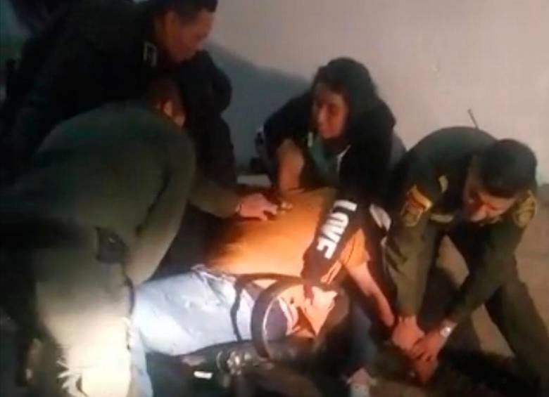En la imagen se ve como cuatro policías tratan de controlar a alias “Líder”, mientras que su esposa también trata de controlar a los uniformados. FOTO: CAPTURA DE VIDEO