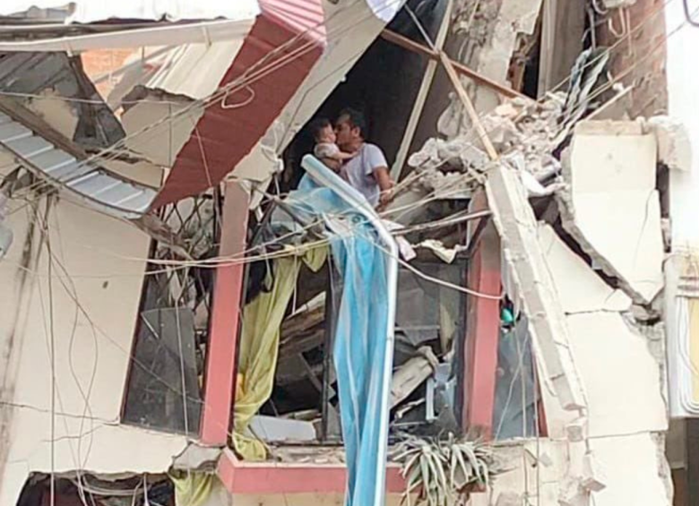 El hombre y su hija de brazos quedaron atrapados entre los escombros en su casa ubicada en la ciudad de Pasaje, donde el sismo dejó daños materiales. FOTO TOMADA DE TWITTER