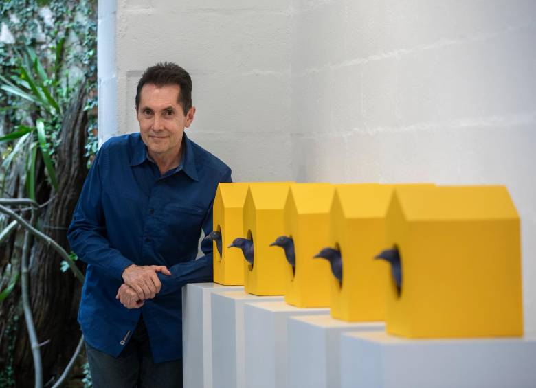 Las aves son las protagonistas de la más reciente exposición del artista colombiano Nadín Ospina. Las obras podrán verse en la Galería AH Fine Art de Medellín. Foto: Camilo Suárez.