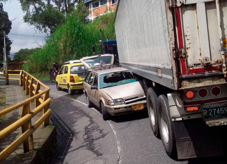 La antigua vía al Mar, a la altura del corregimiento de San Cristóbal, de Medellín, estuvo cerrada por la colisión entre un tractocamión y un vehículo particular. FOTO: CORTESÍA DENUNCIAS ANTIOQUIA
