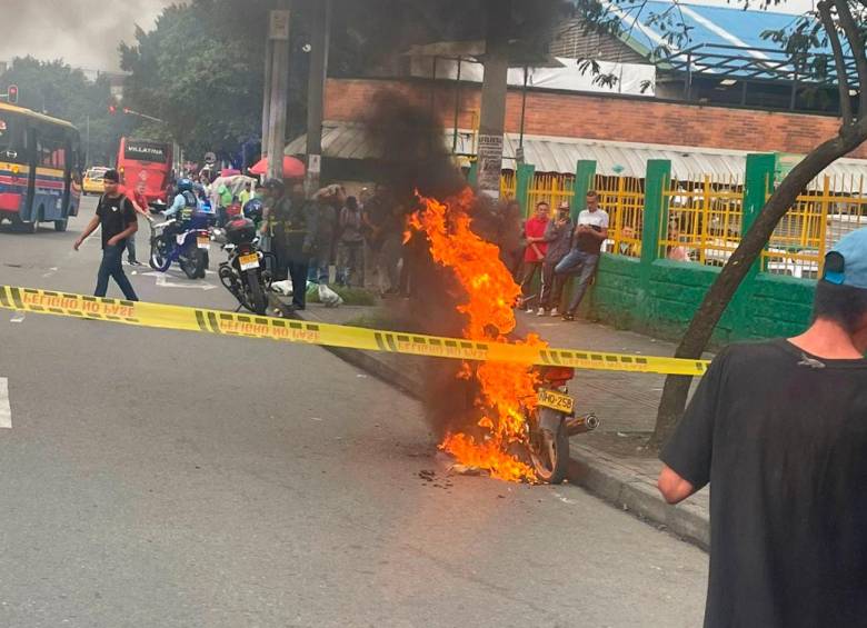 Así quedó la motocicleta incendiada en las afueras de la Plaza Minorista. FOTO: CORTESÍA