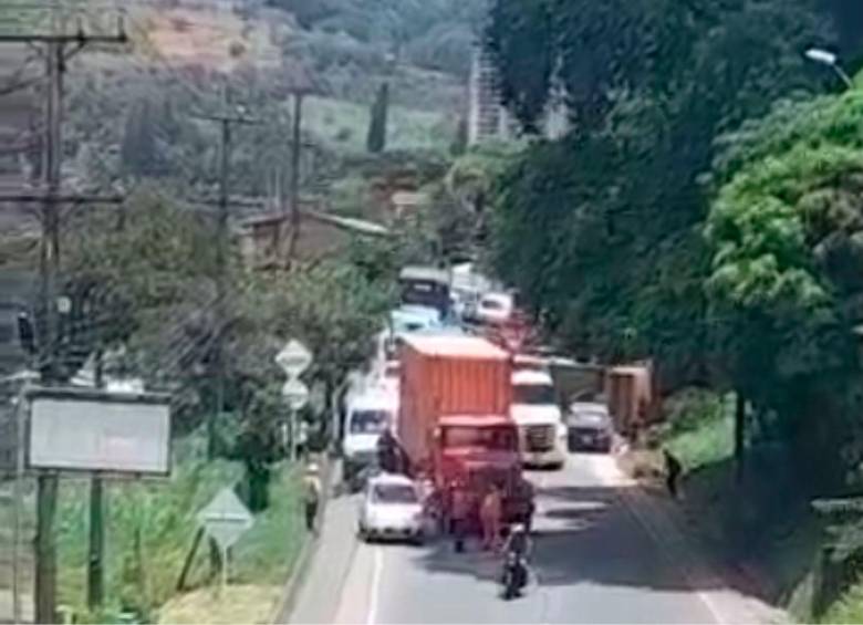 Estos accidentes ocurridos en la vereda El Vergel, de Copacabana, dejaron un muerto y colapsaron la movilidad hacia el norte. FOTO: CORTESÍA DENUNCIAS ANTIOQUIA