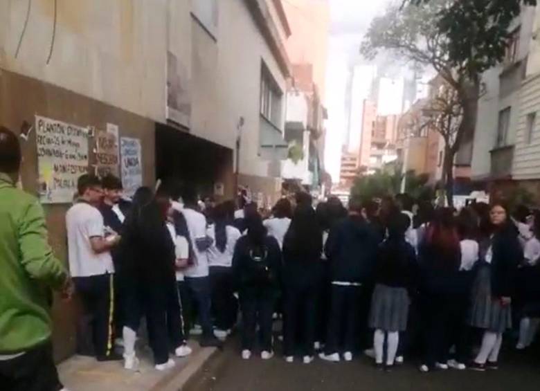 En la manifestación se estima que hicieron presencia unas 150 personas, entre estudiantes y padres de familia. FOTO: CORTESÍA