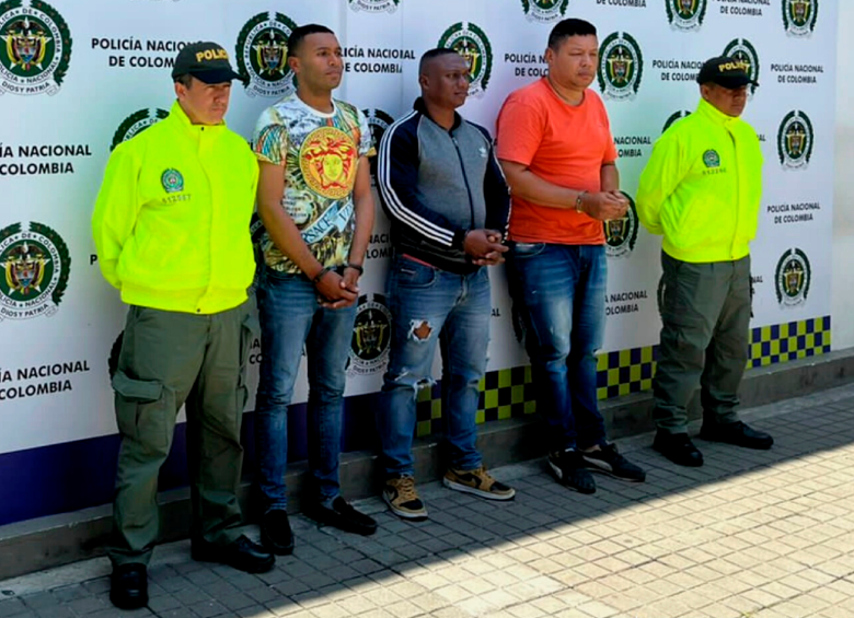 Los capturados fueron los policías Juan Manuel Hurtado Altamirano, Wilton Sevillano Montaño y el civil José Napoleón Viera. FOTO: CORTESÍA 