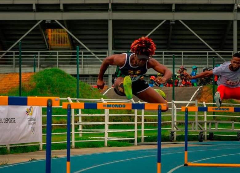 Yeison Rivas ganó en los Juegos de 2019 los 400 metros vallas y los 4x100 relevos. Tiene 36 años y aún da batalla. FOTO CORTESÍA RIVAS