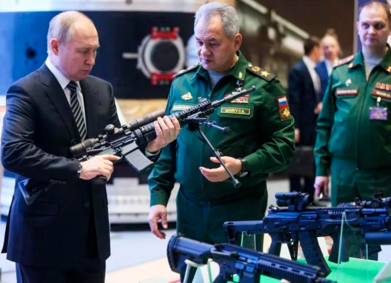 El presidente ruso Vladimir Putin y el ministro de Defensa Sergei Shoigu recorren una exhibición de equipos militares. Este es uno de los integrantes de su círculo de máxima confianza. FOTO AFP