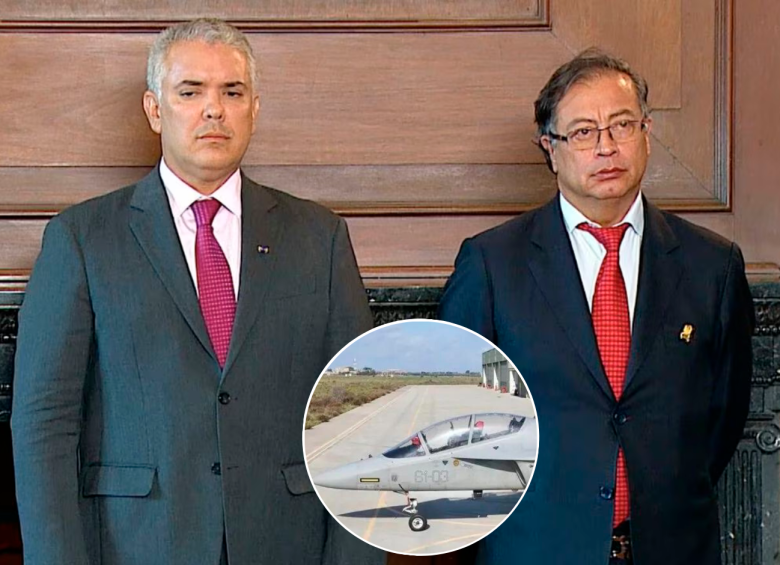 En la imagen el expresidente Iván Duque junto al presidente Gustavo Petro y en la foto detalle una imagen de referencia de los aviones M346. FOTO PRESIDENCIA Y FLIGHT HOURS. 
