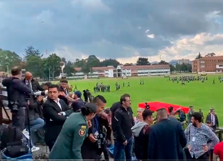 Así se veía la Escuela José María Córdova después de que se confirmara que Gustavo Petro no iba al reconocimiento de tropas. FOTO: Captura de viedeo