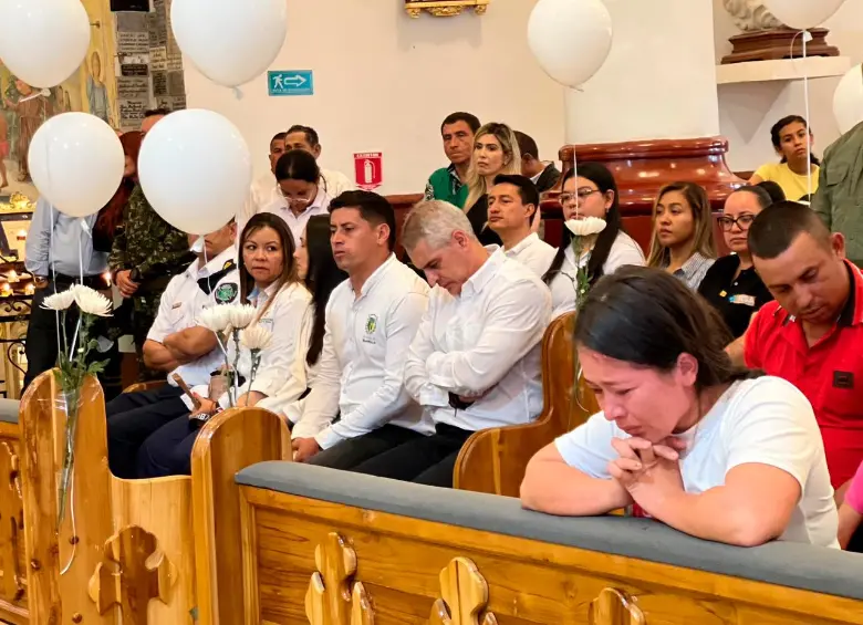 Los familiares, los habitantes de Buriticá y hasta el gobernador de Antioquia, Andrés Julián Rendón, participaron en la misa por la muerte de Michel Dahiana Henao Chavarría. FOTOS manuel saldarriaga