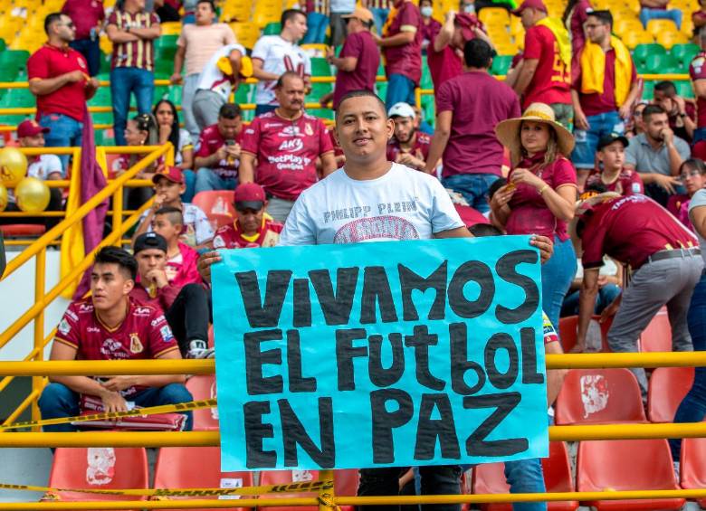 Los hinchas en el Manuel Murillo Toro hacen un llamado a vivir la final en paz. FOTO: JUAN ANTONIO SÁNCHEZ 