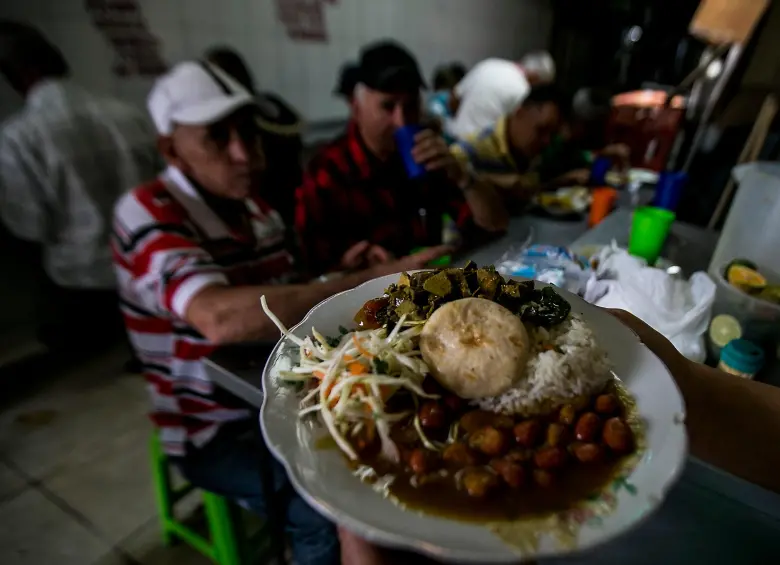 Los precios del llamado corrientazo sigue presionando al alza el índice de inflación en Colombia. FOTO Julio César Herrera