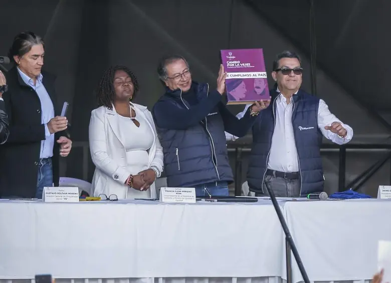 El pasado 16 de julio del 2024, el presidente de Colombia, Gustavo Petro Urrego, sancionó el proyecto de la reforma pensional en la Plaza de Bolívar.