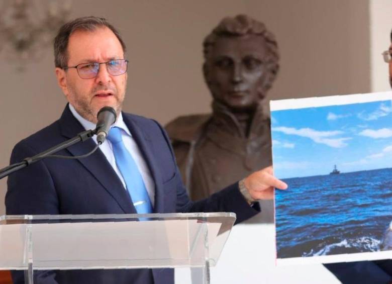 El canciller venezolano Yván Gil mostrando una foto del destructor de Estados Unidos en la Zona Económica Exclusiva de su país en el Caribe. FOTO: Europa Press