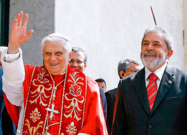 El presidente electo de Brasil publicó un mensaje refiriéndose a la muerte del papa emérito acompañado de esta imagen en la que aparecen ambos en 2007. FOTO: Cortesía.