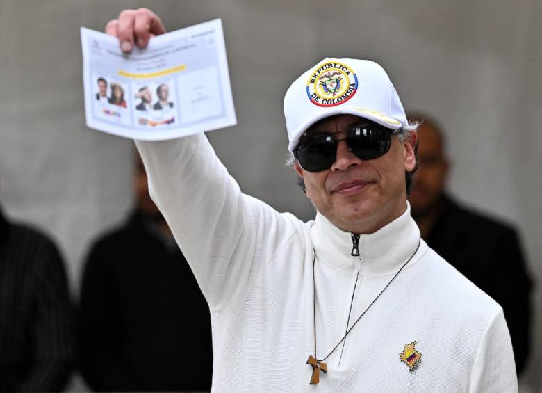 El presidente Gustavo Petro mostró su voto en la segunda vuelta presidencial. FOTO: Colprensa