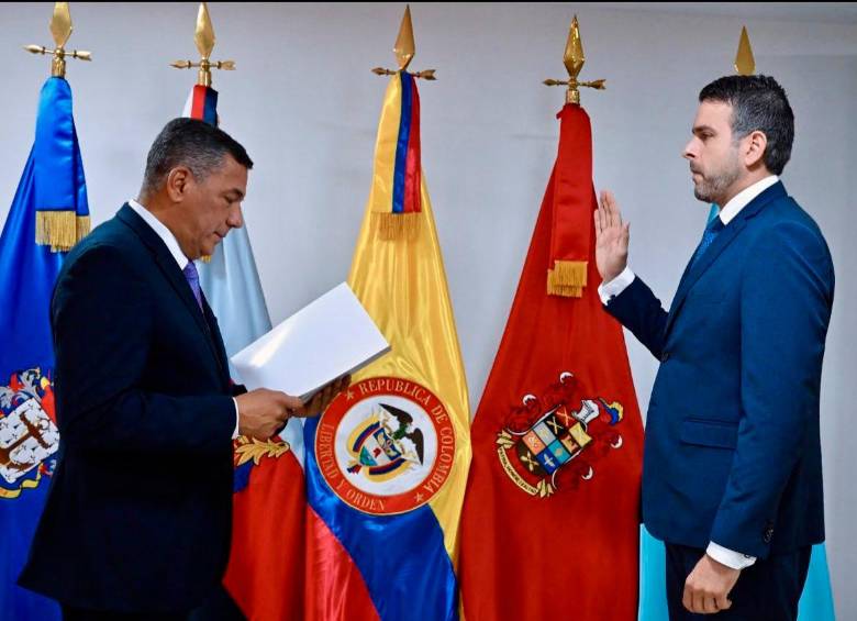 Juan Carlos Díaz Tarud tomó posesión del cargo ante el ministro de Defensa, general (r) Jorge Mora, el 18 de agosto de 2026. FOTO: CORTESÍA DE MINDEFENSA.