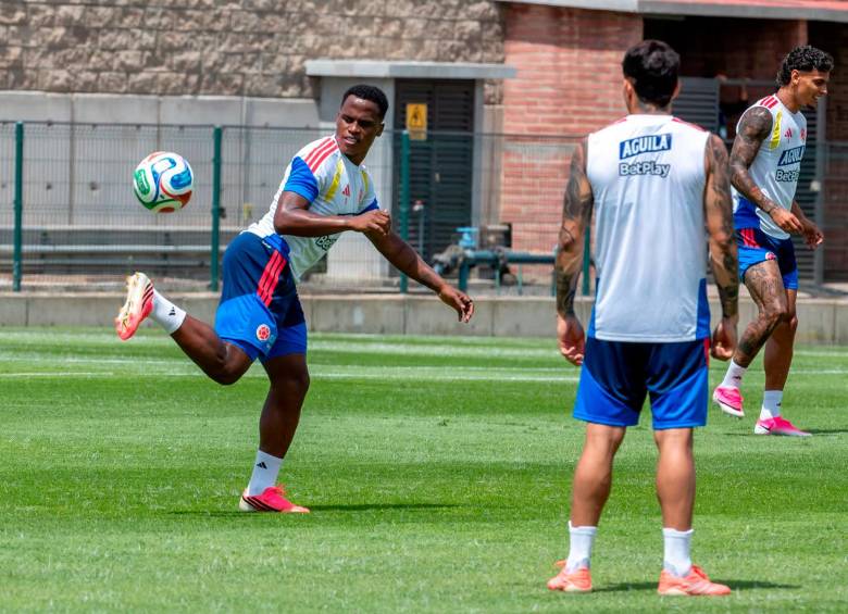 Jhon Arias durante la práctica de Colombia en la sede del Atlas de México este viernes. FOTO JUAN ANTONIO SÁNCHEZ