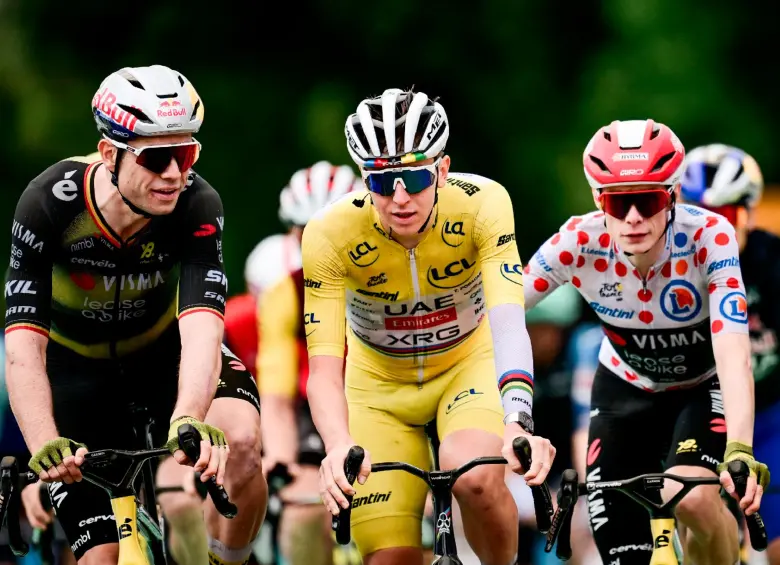 Tadej Pogacar es el virtual campeón del Tour de Francia 2025. Wout van Aert, izquierda, y Jonas Vingegaard, derecha, y ambos del Team Visma, reconocen su triunfo. FOTO X-TOUR DE FRANCIA